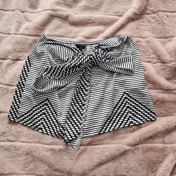 Banana Republic Size XS Chic Striped Black and White Skirt - Picture 1 of 5